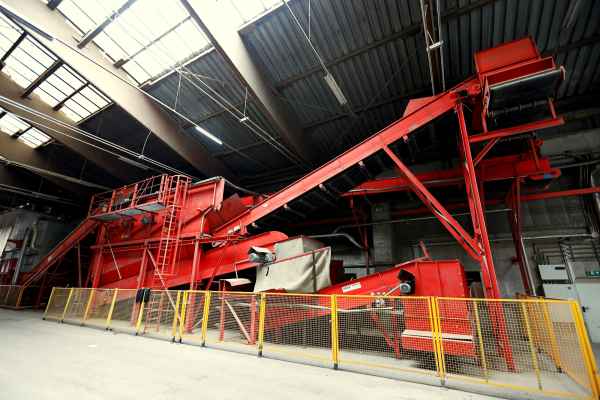 Altpapier Sortieranlage mit Ballenpresse