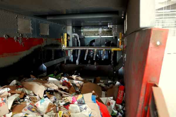 Altpapier Sortieranlage mit Ballenpresse