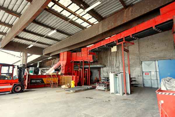 Altpapier Sortieranlage mit Ballenpresse