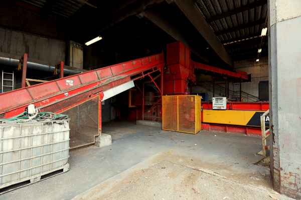 Altpapier Sortieranlage mit Ballenpresse