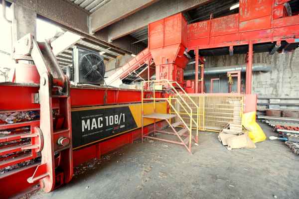 Altpapier Sortieranlage mit Ballenpresse