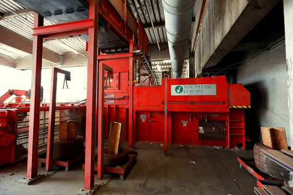 Altpapier Sortieranlage mit Ballenpresse