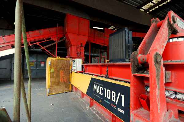 Altpapier Sortieranlage mit Ballenpresse