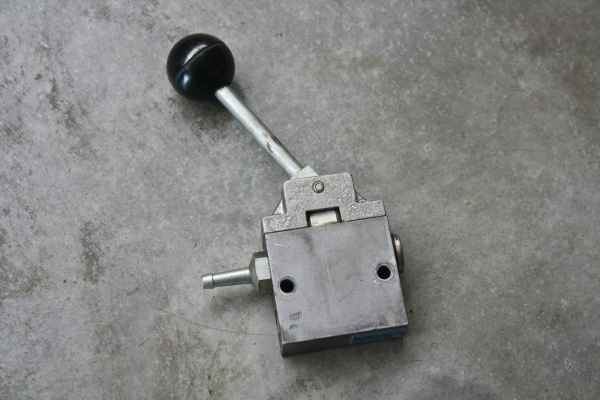 Bosch 3/2 Wegeventil mit Hebelbetätigung