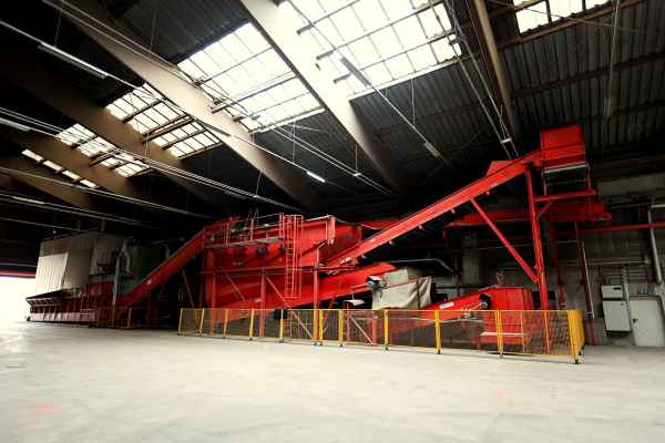 Altpapier Sortieranlage mit Ballenpresse