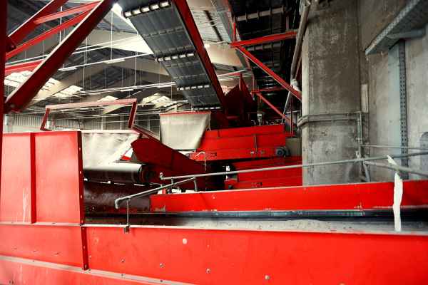 Altpapier Sortieranlage mit Ballenpresse