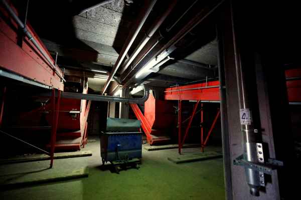 Altpapier Sortieranlage mit Ballenpresse