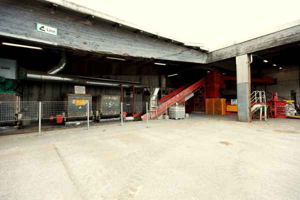 Altpapier Sortieranlage mit Ballenpresse