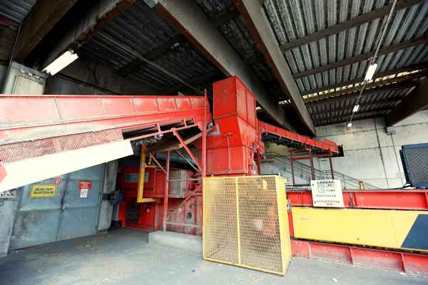 Altpapier Sortieranlage mit Ballenpresse